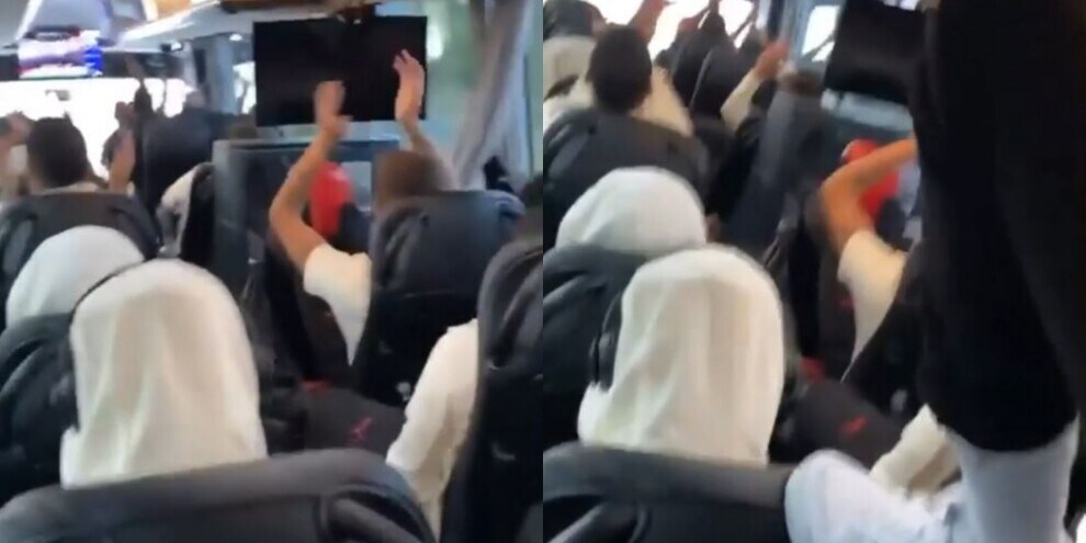 Il Milan festeggia Maldini Jr: che cori sull'autobus!