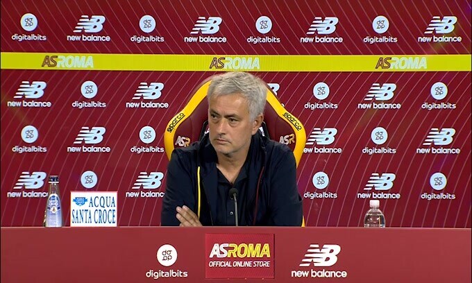 Mourinho contro un giornalista: "Fai apposta a fare così"