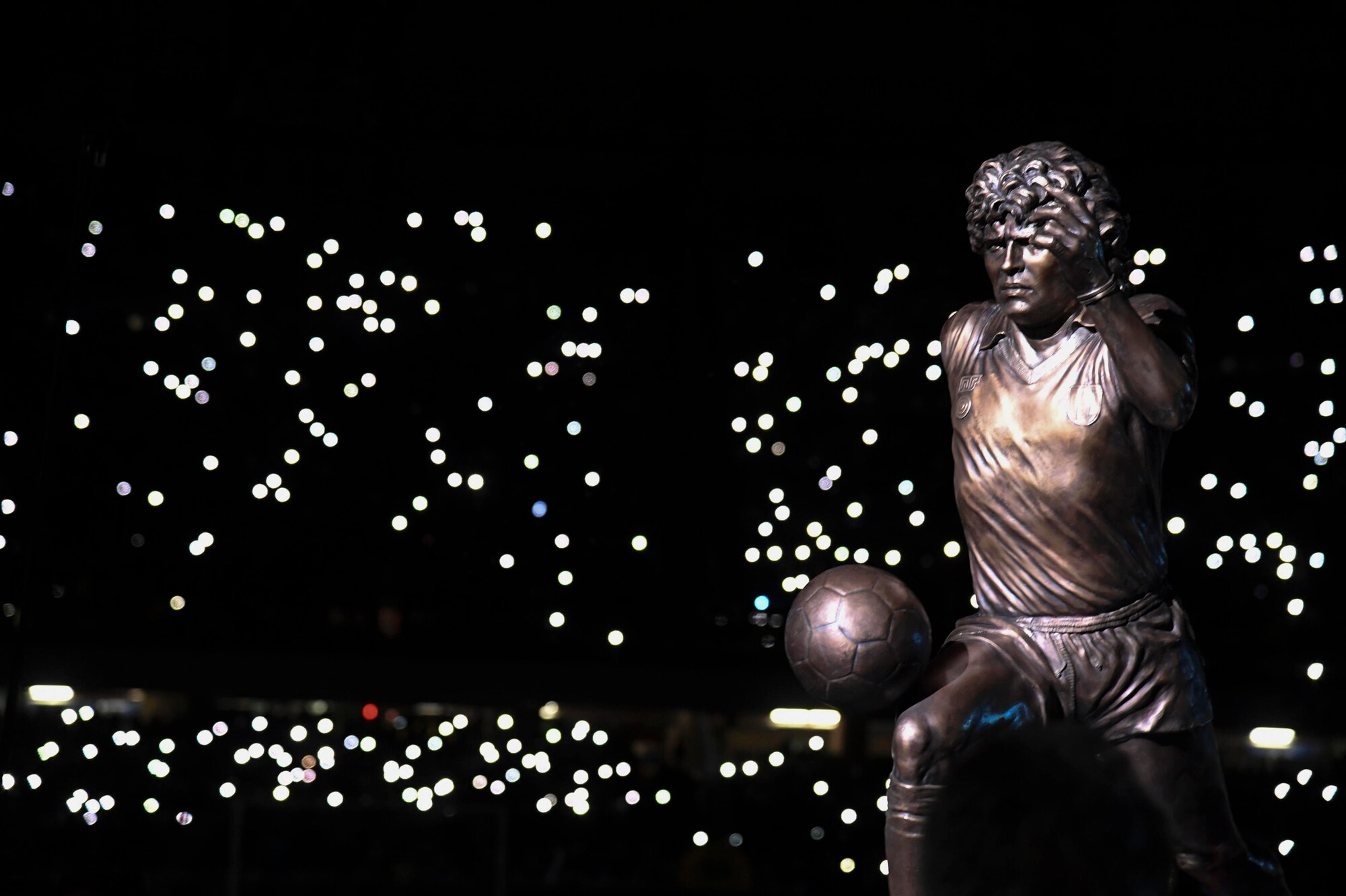 Napoli, è la notte di Maradona: la statua e lo spettacolo delle luci