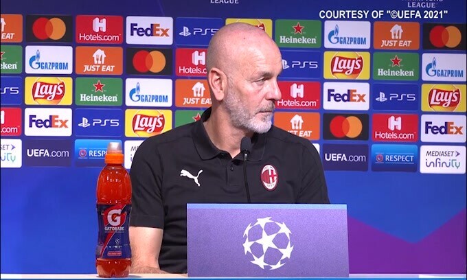 L'attenzione e lo sguardo di Pioli: il tecnico si complimenta con il traduttore