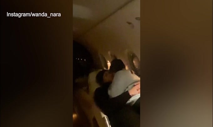 Wanda e Mauro, baci e abbracci in aereo