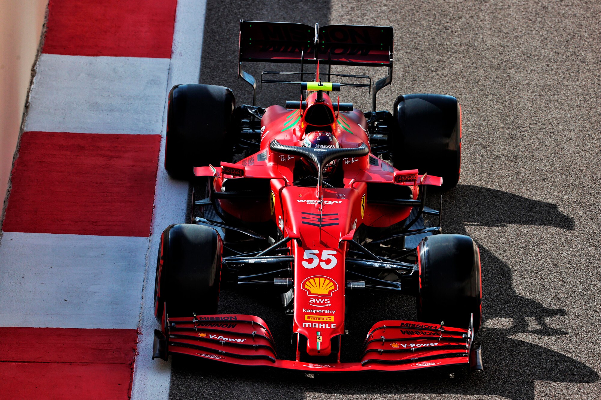 F1, Ferrari: Leclerc e Sainz con caschi speciali ad Abu Dhabi