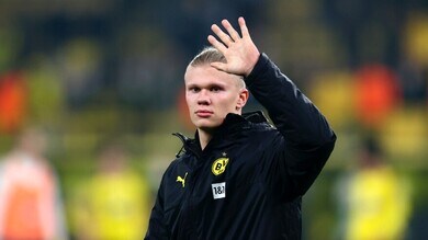 Haaland, doppietta e gesto enigmatico: tifosi Dortmund in allarme