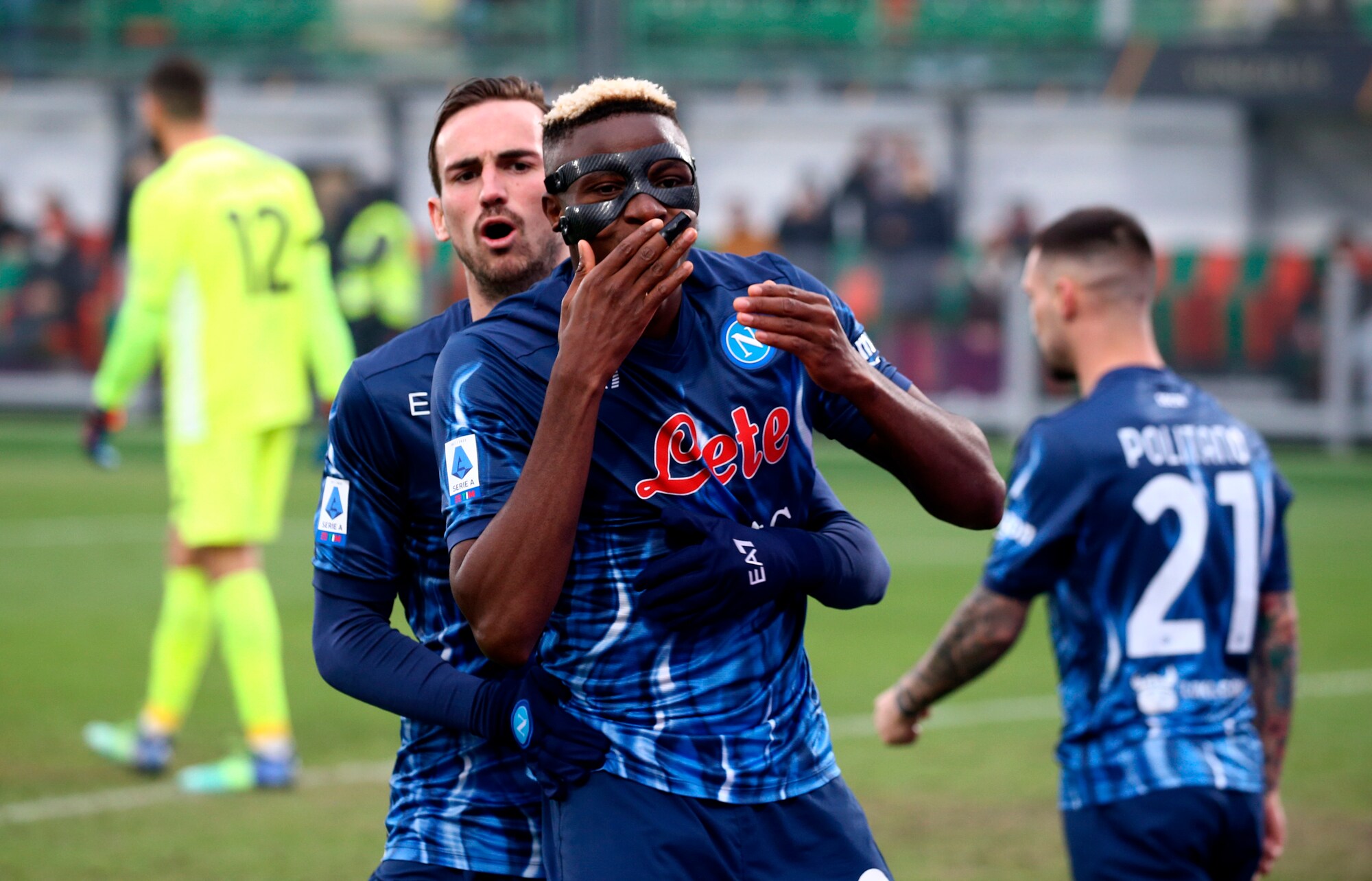 Il Napoli vince a Venezia: Osimhen torna al gol... in maschera