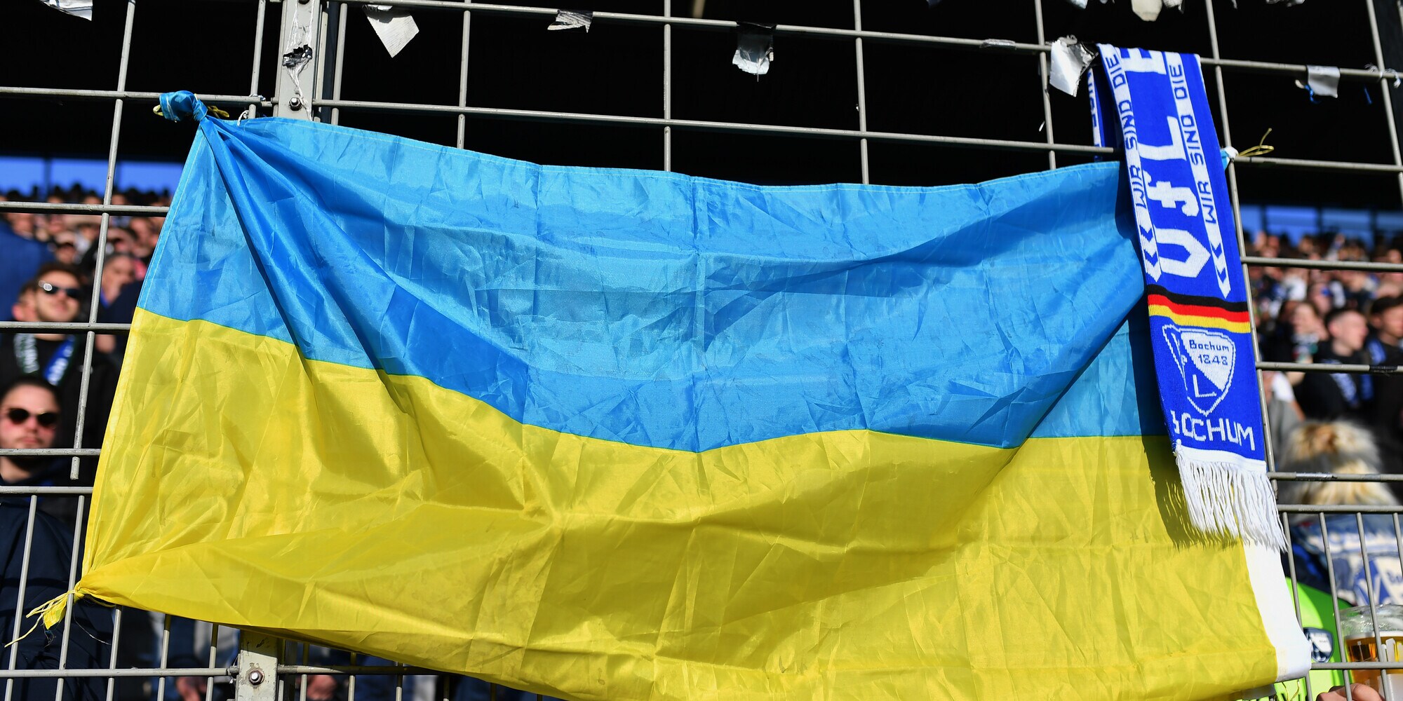 Guerra in Ucraina: la solidarietà dei tifosi sui campi europei