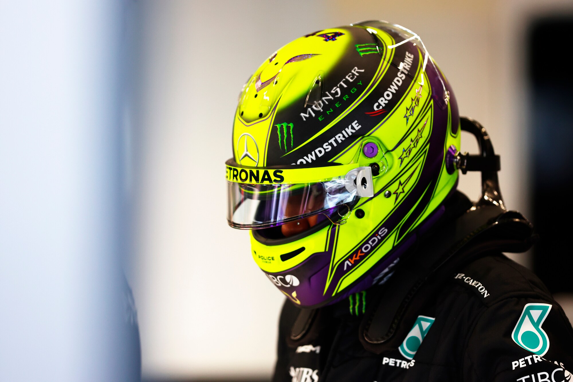 F1 Gp Arabia Saudita: insulta Hamilton su Twitter, allontanato un  commissario