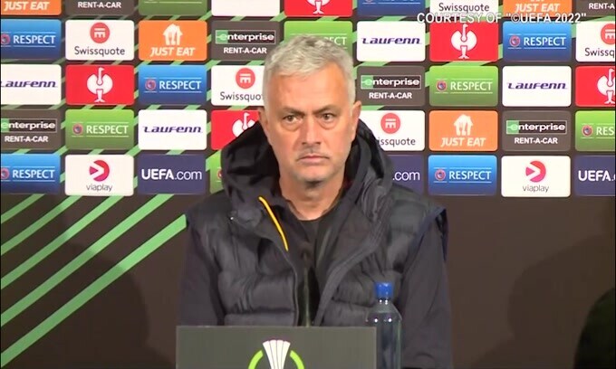 Nessuna domanda? Mourinho prende e se ne va...