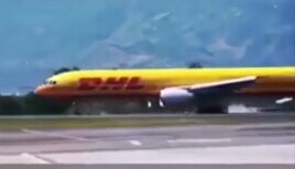 L'aereo si spezza in due durante la fase di atterraggio!