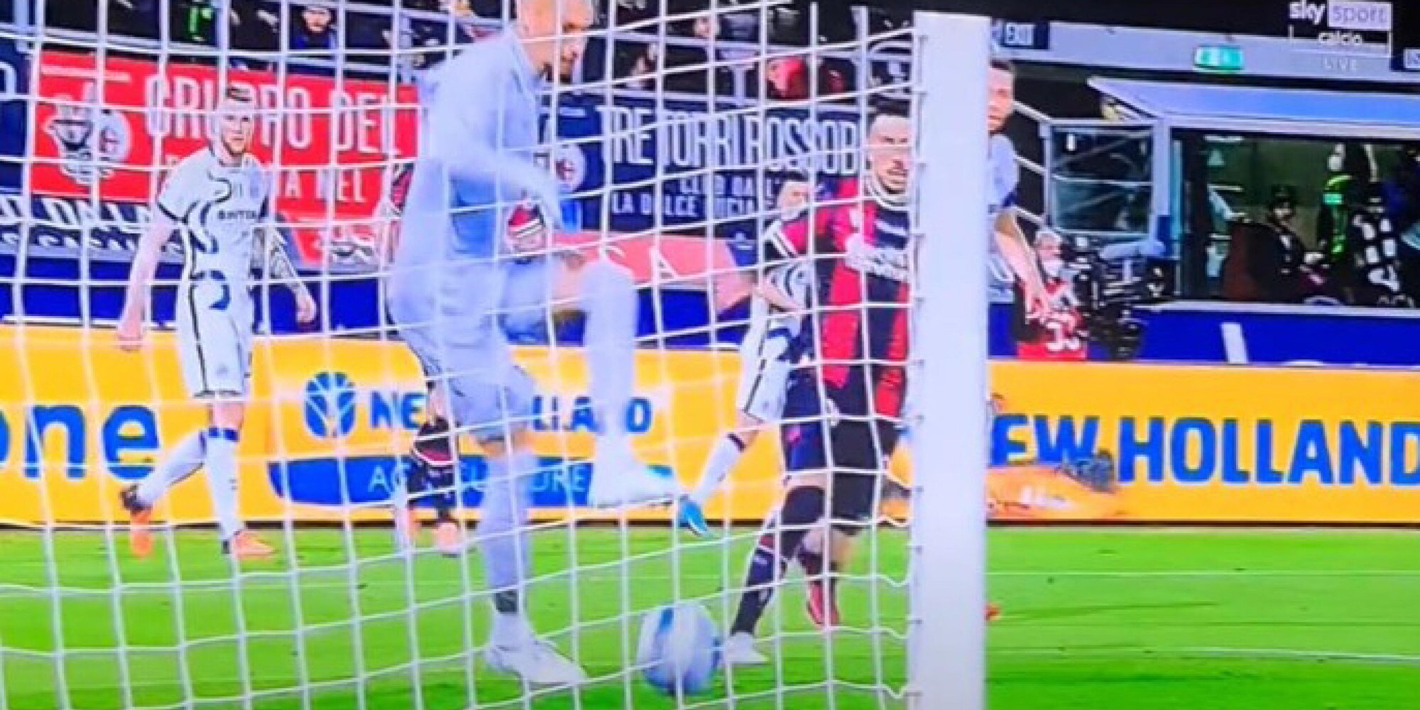 Radu, l'incredibile papera in Bologna-Inter: la fotosequenza