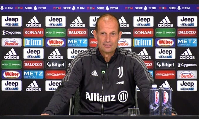 Allegri chiede ai giornalisti: "Vi ho fatto alzare presto?"