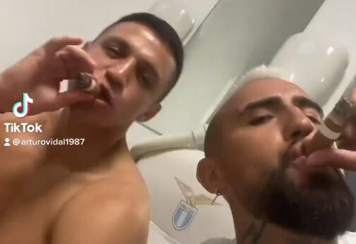 Sanchez e Vidal, sigari per festeggiare la Coppa Italia