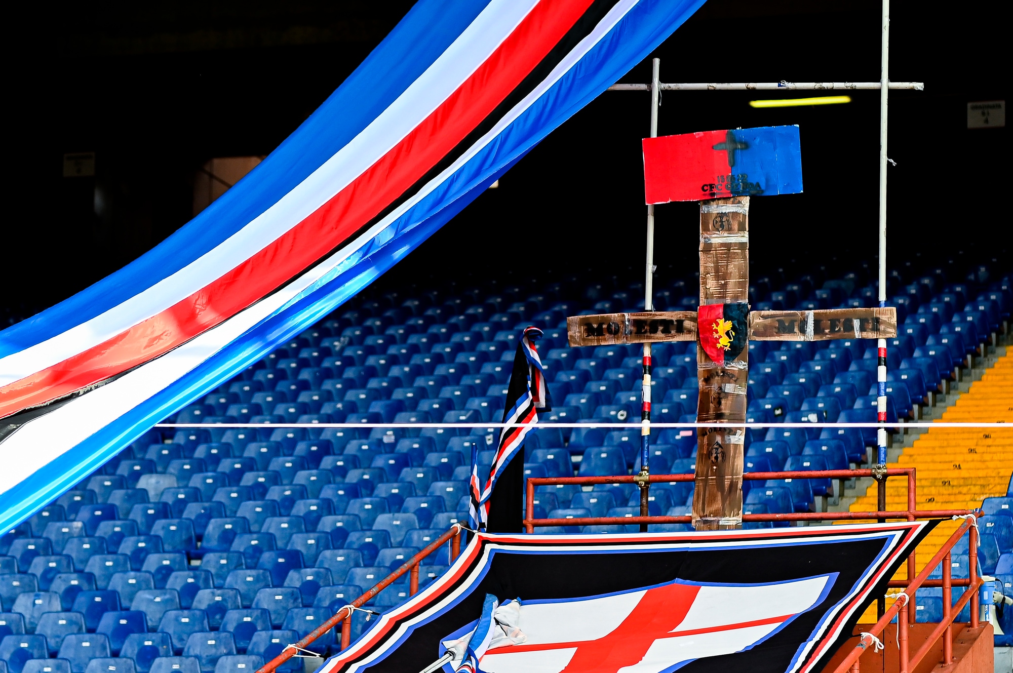 Sfottò shock dei tifosi della Sampdoria: Genoa "messo" in croce