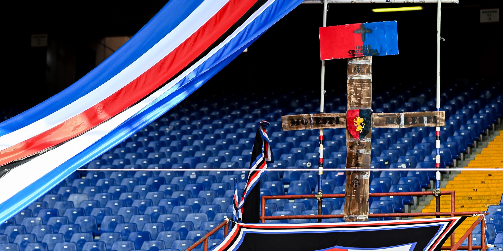 Sfottò shock dei tifosi della Sampdoria: Genoa "messo" in croce