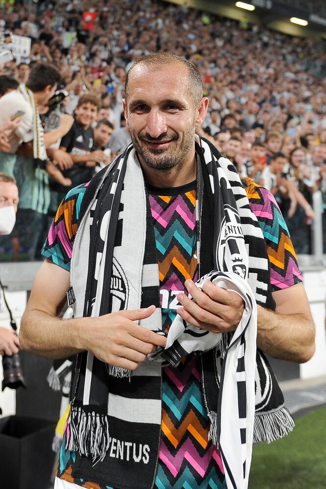 Chiellini saluta tra gli applausi: l'abbraccio della squadra e dei tifosi