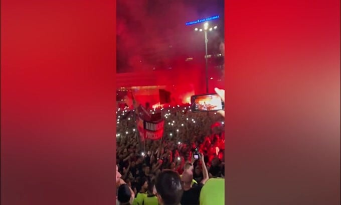 Milan, abbraccio con i tifosi: Pioli scatenato