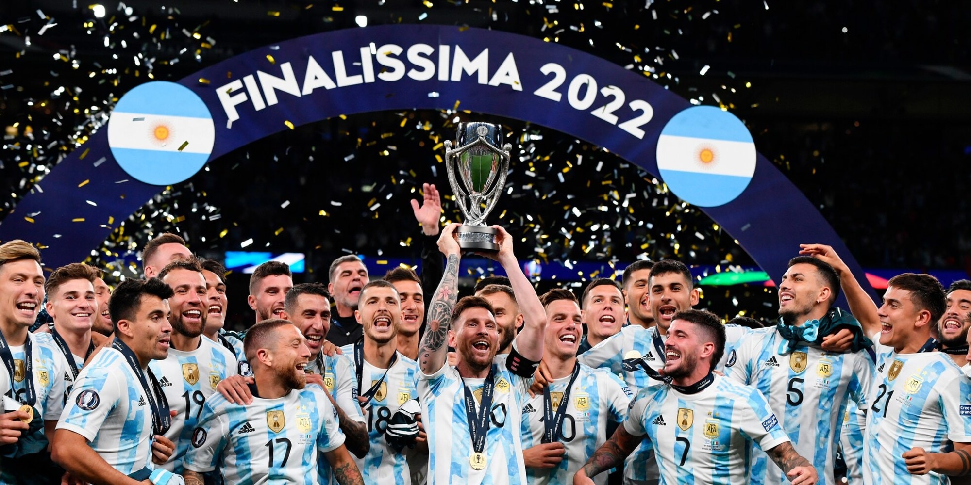 Messi alza il trofeo e Di Maria morde la medaglia: festa Argentina
