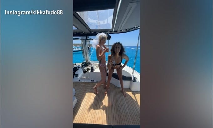Federica Pellegrini scatenata, la sua bevuta è...in acrobazia!