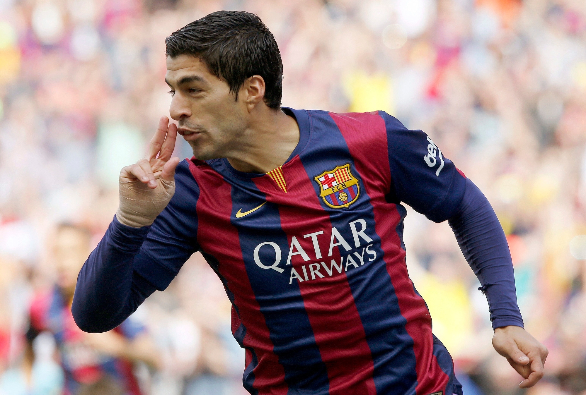 LA CLAUSOLA "ANTI-MORSO" (LUIS SUAREZ-BARCELLONA) - Il Barcellona ha acquistato Luis Suárez nel 2014, dopo il Mondiale brasiliano, nel quale l'attaccante uruguaiano si era reso protagonista in negativo con il morso a Giorgio Chiellini durante la sfida tra Italia e Uruguay. Per questo i catalani vollero assicurarsi che episodi del genere non si verificassero più. Secondo il quotidiano inglese 'Daily Mirror', il contratto del "Pistolero" prevedeva una clausola 'anti-morso'. Se Suárez avesse nuovamente morsicato un avversario, il giocatore uruguaiano avrebbe dovuto risarcire il Barça di tasca propria