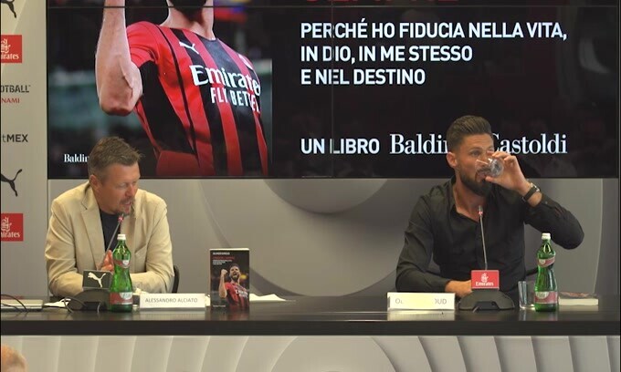Squilla il telefono in sala, Giroud scherza: "Multa?"