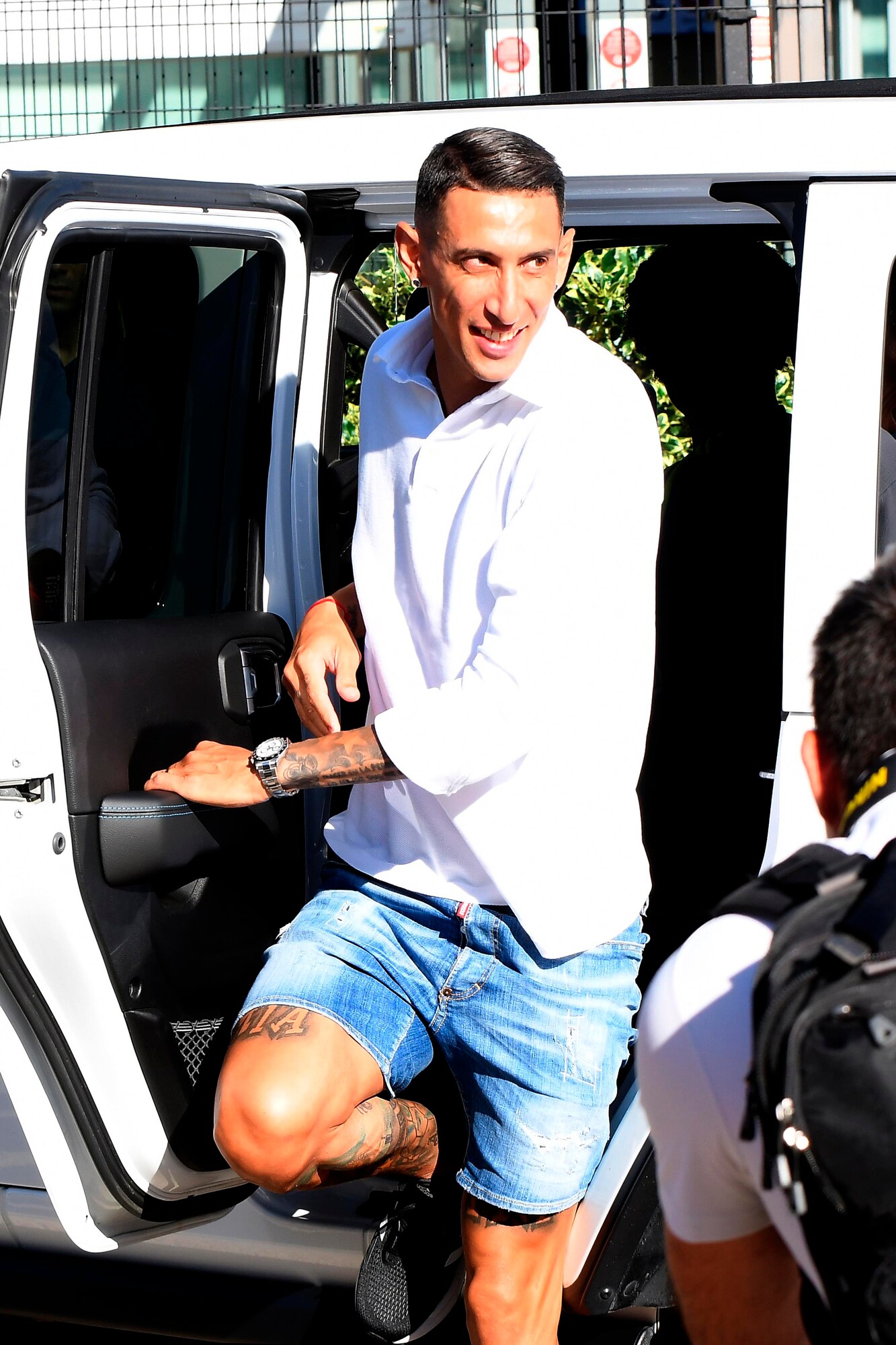 Di Maria arriva al J Medical: sembra sorpreso e felice del caloroso benvenuto che lo attende