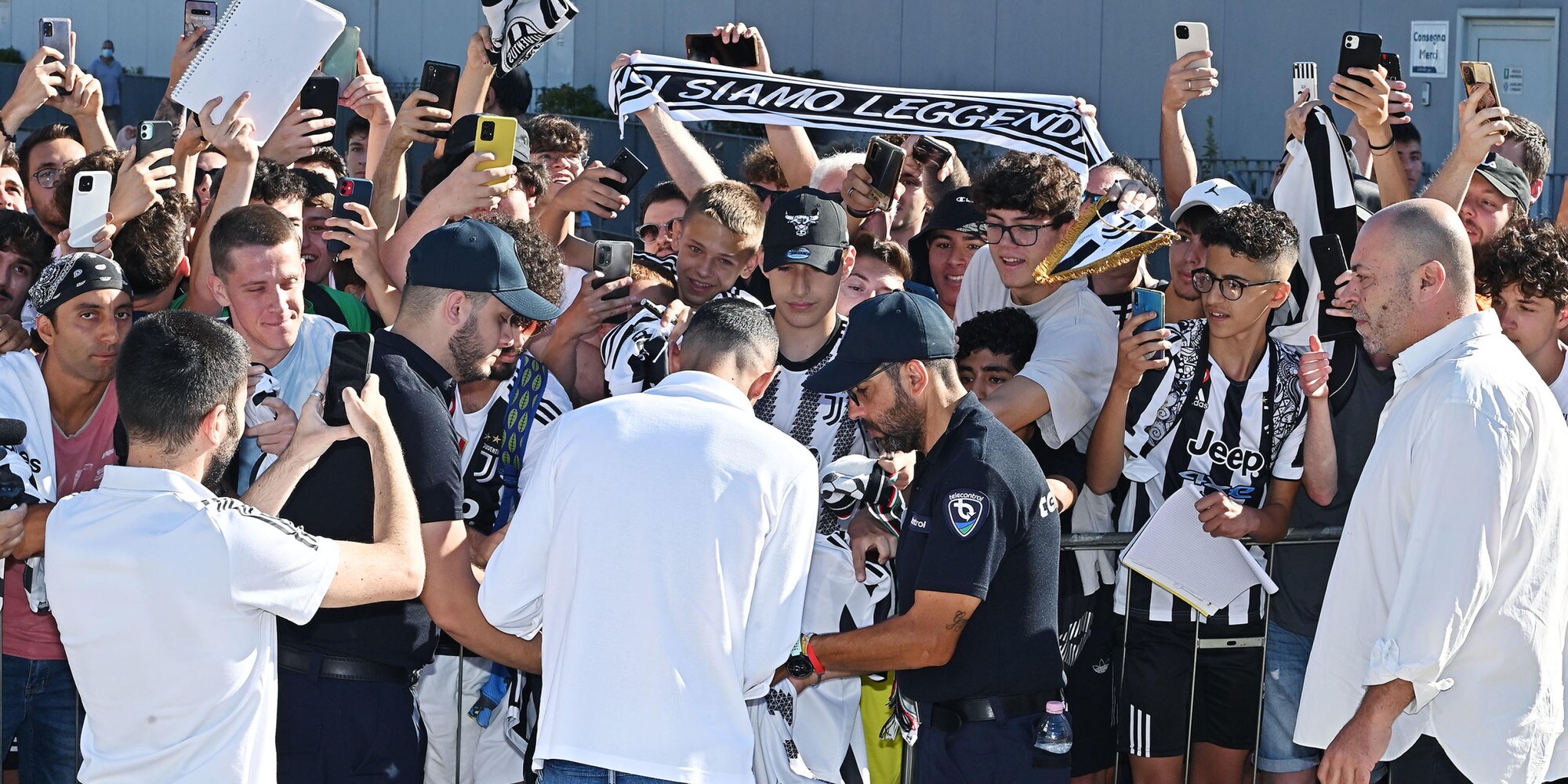 Juve, Di Maria al J Medical: il caloroso benvenuto dei tifosi
