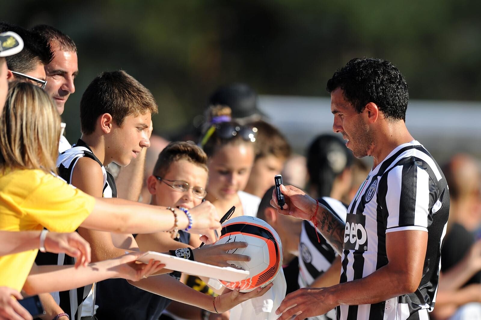 Tevez firma autografi nell’estate del 2013: Villar in delirio per lui