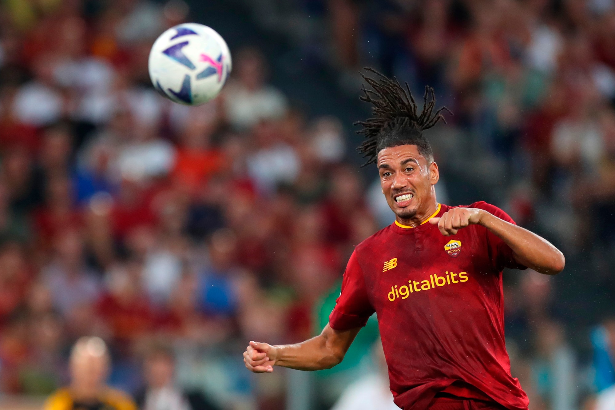 Roma capoccia: un'inzuccata di Smalling fa esplodere l'Olimpico