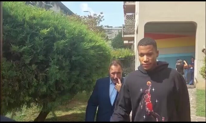 Vranckx saluta i tifosi del Milan