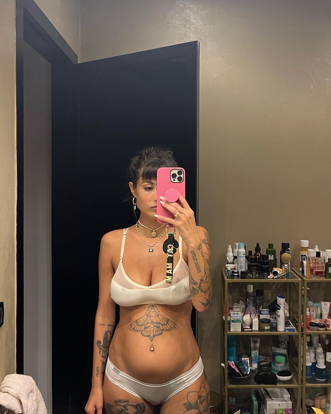 Giorgia Soleri, posa hot per mostrare la poesia tatuata sulla schiena FOTO