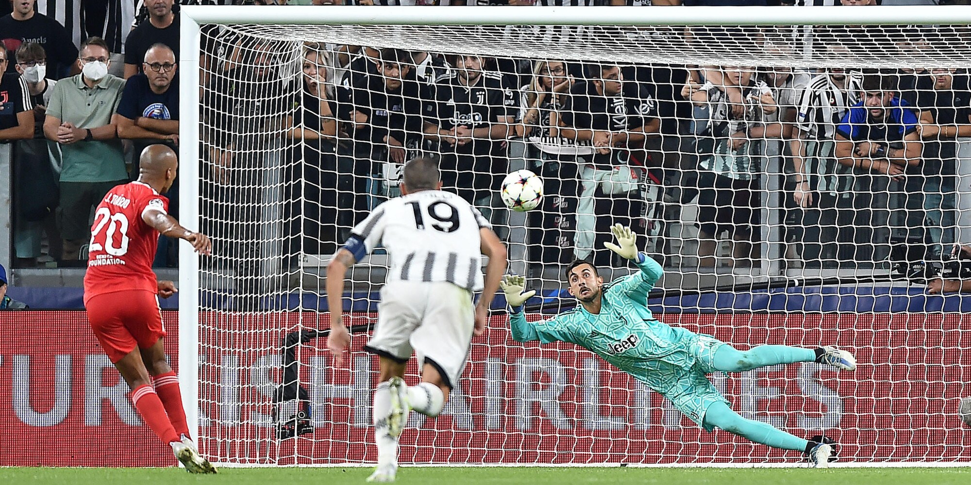 Juve-Benfica, Joao Mario segna e provoca: Bonucci è una furia