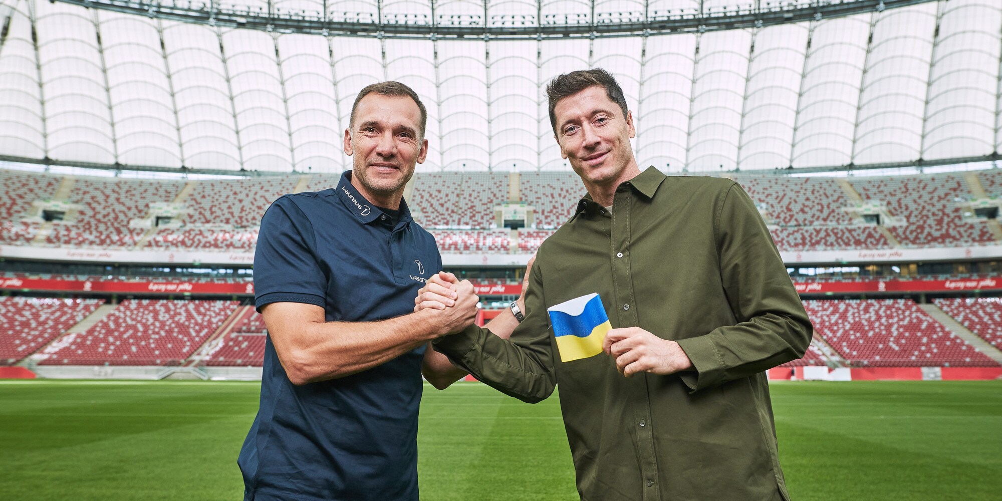 Shevchenko, incontro con Lewandowski: consegnata la fascia dell'Ucraina