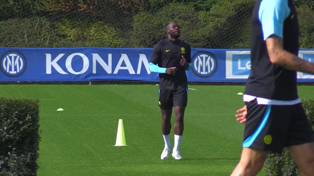 Inter, l’allenamento ad Appiano. Lukaku a parte osserva i compagni