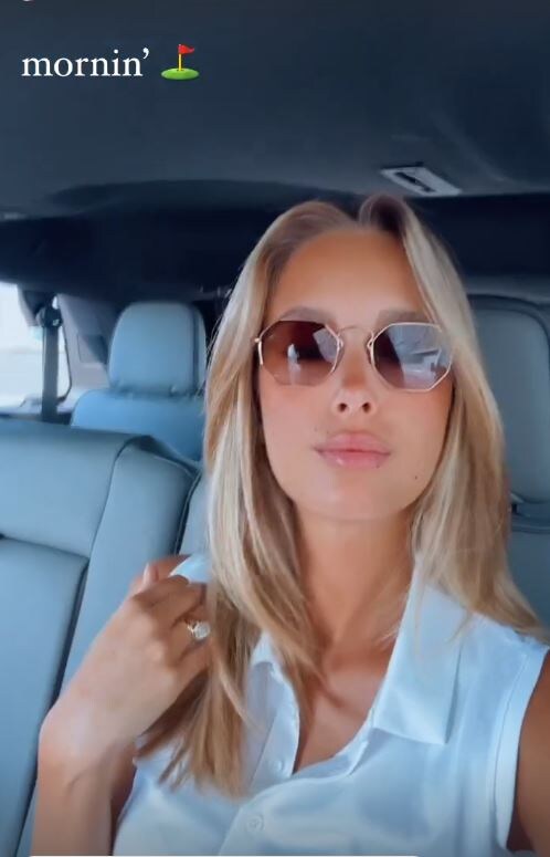 Occhiali da sole, solita incantevole bellezza e via. Viky Varga saluta i 610mila follower con una sorpresa: giocherà a golf