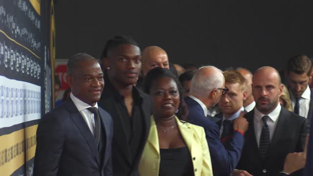 Leao e Tomori accompagnati dai genitori, i baci di Adriana Maldini e i look del Gran Gala del Calcio