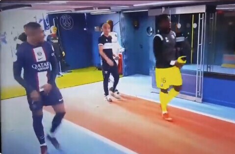 Mbappé perde la testa e si "tocca": campione del mondo di volgarità