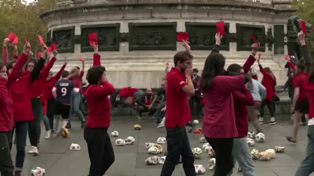 Parigi, proteste contro i Mondiali in Qatar