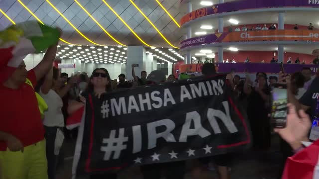 Qatar, le proteste dei tifosi iraniani nel nome di Mahsa Amini
