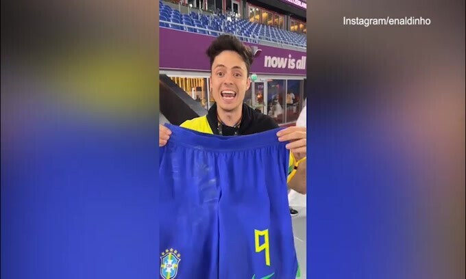 Brasile, Richarlison regala i pantaloncini: il tifoso si scatena