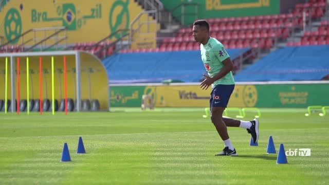 Le Brésil, Danilo et Alex Sandro s'entraînent devant le Cameroun