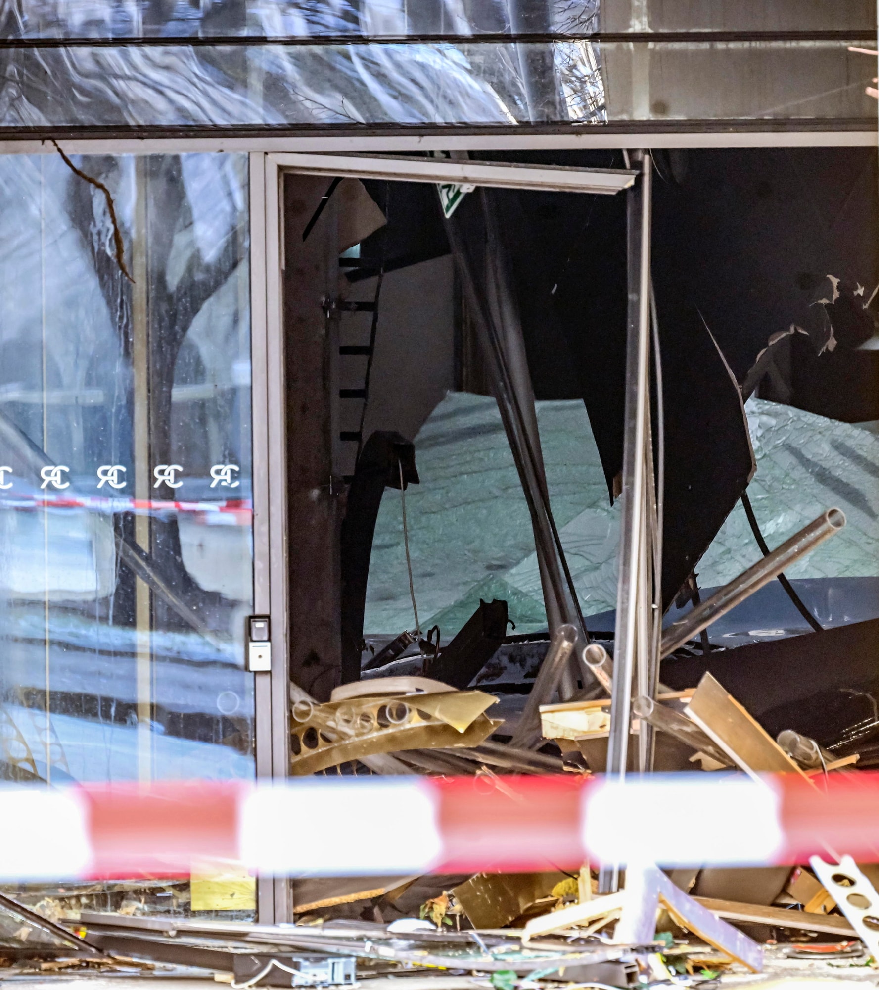 Berlino, esploso il più grande acquario al mondo: le FOTO dell’Hotel ...
