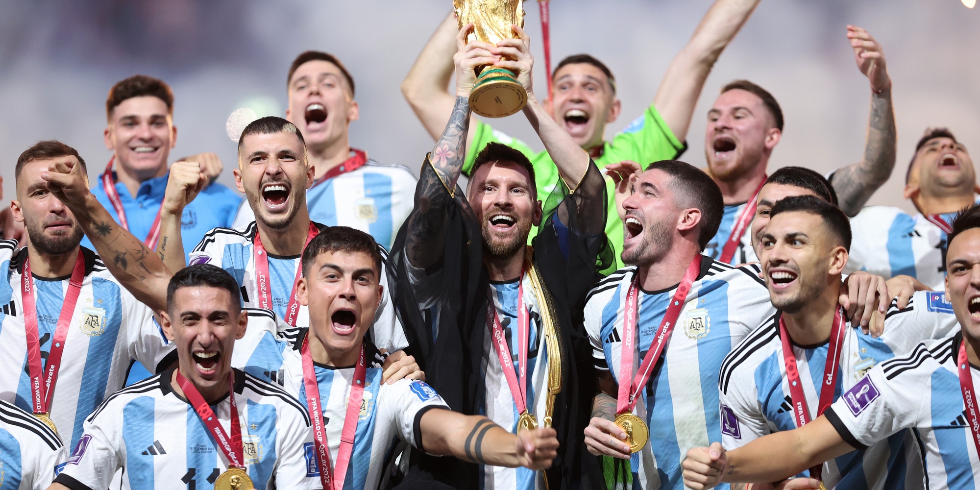 Messi alza al cielo la Coppa del Mondo: è festa Argentina!