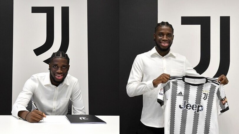 Iling-Junior rinnova con la Juventus: la firma e la posa con la maglia