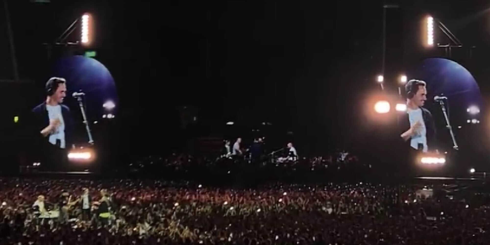 Federer show sul palco con i Coldplay: canta e suona "Don't panic"