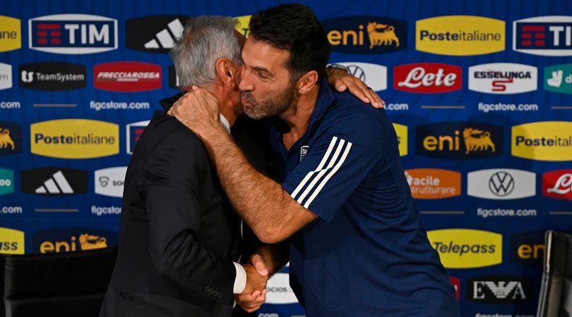 Buffon, emozione Italia: l’abbraccio con Gravina e la conferenza