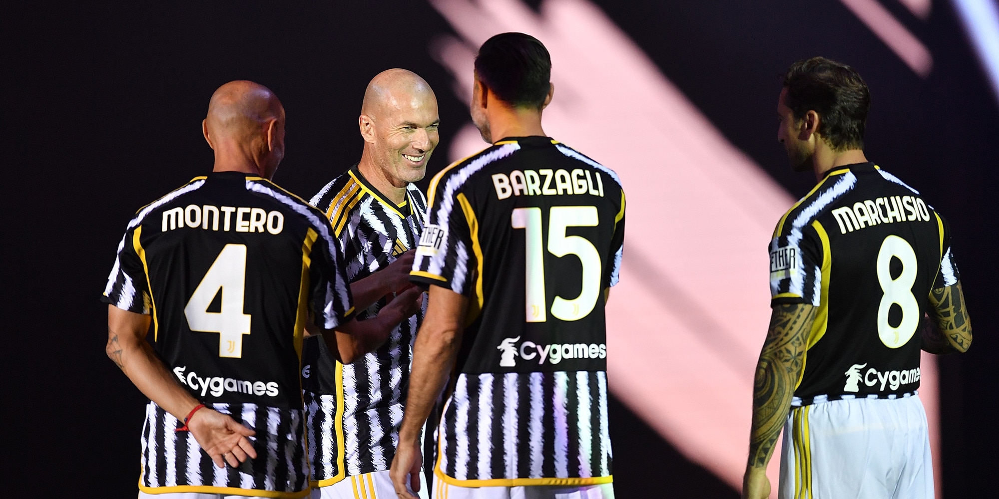 Da Del Piero a Zidane, le leggende Juve. Conte osannato dai tifosi