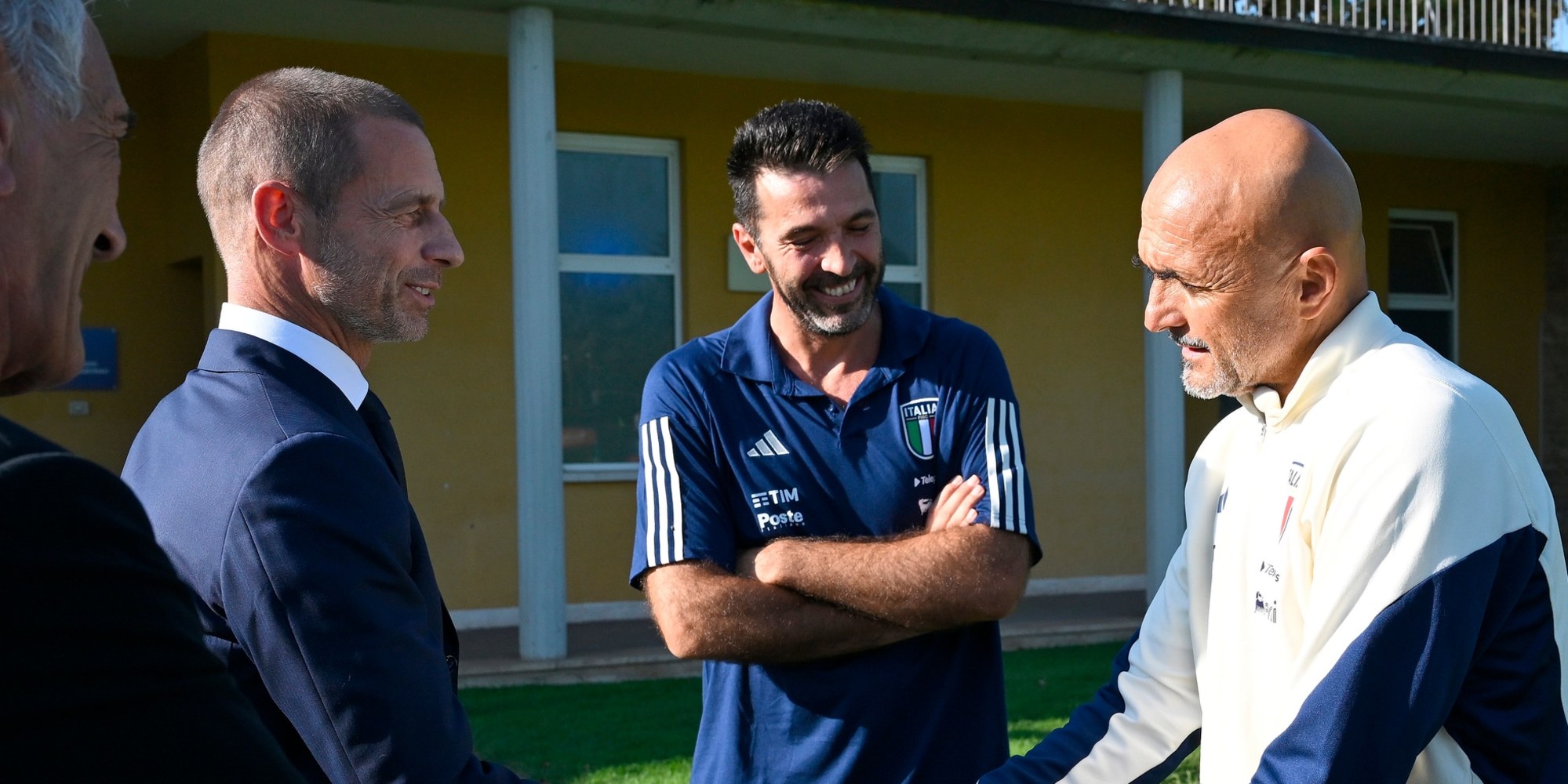 Italia, Ceferin a Coverciano: Spalletti e Buffon gli donano maglia azzurra