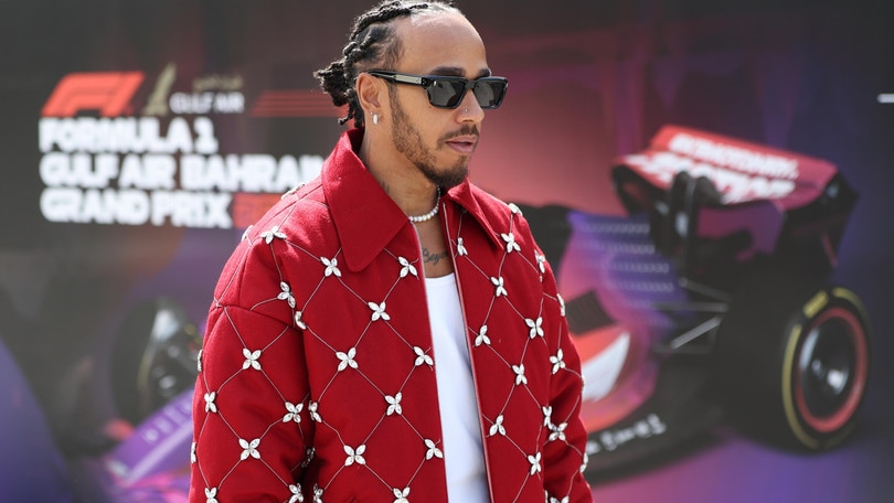 Hamilton, giacca rosso Ferrari e chiacchierata con Leclerc