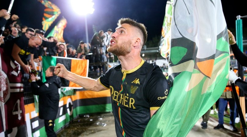 Venezia, festa sotto la curva: Cremonese ko in rimonta, il sogno Serie A continua