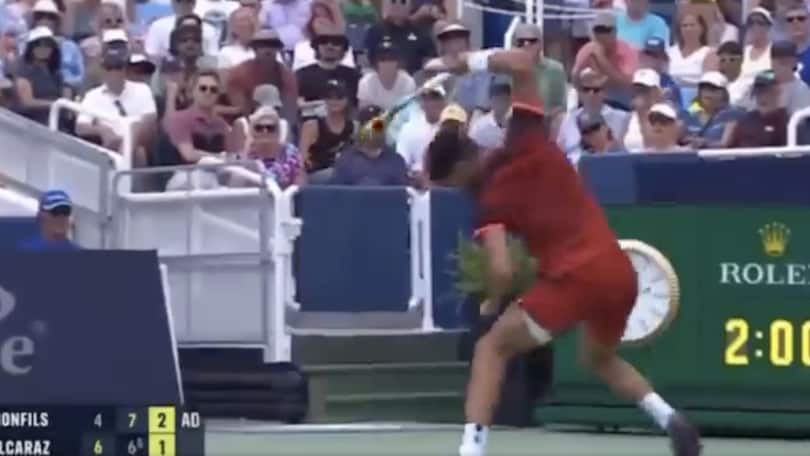 Alcaraz perde la testa: racchetta distrutta, è fuori da Cincinnati