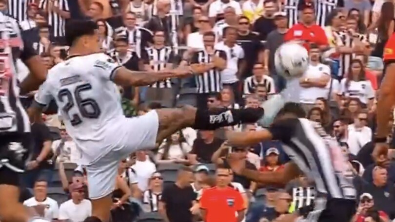 Libertadores allucinante, espulso al 1' della finale: calcio in testa all'avversario